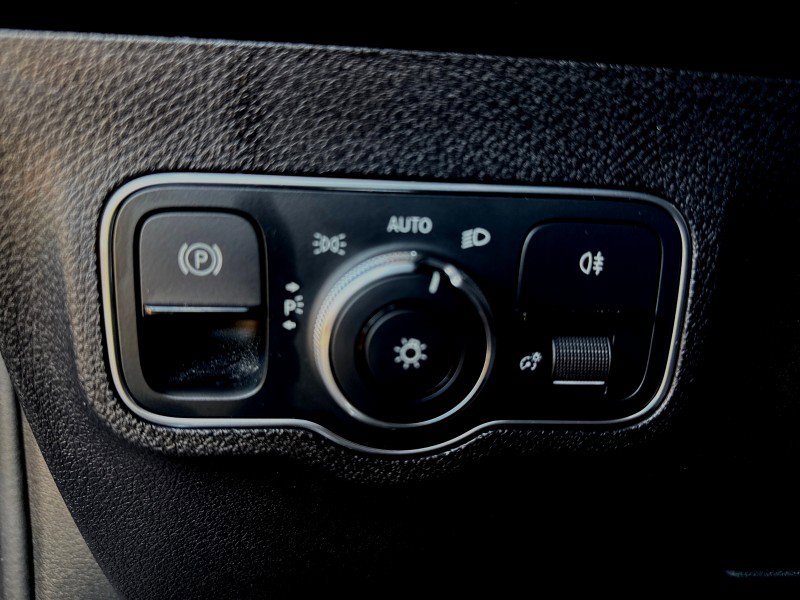 Used 2022 Mercedes-Benz EQB 300 4MATIC image 40