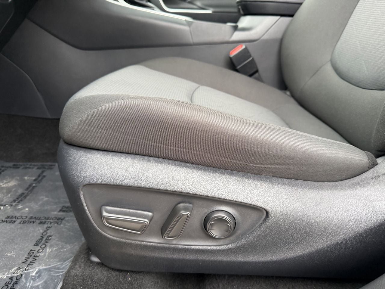 Used 2025 Toyota RAV4 XLE FWD image 29