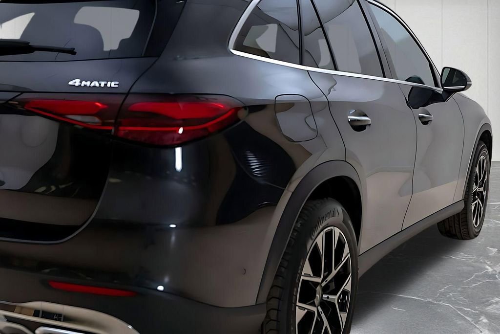 Used 2025 Mercedes-Benz GLC 350e 4MATIC w/ Driver Assistance Package image 6