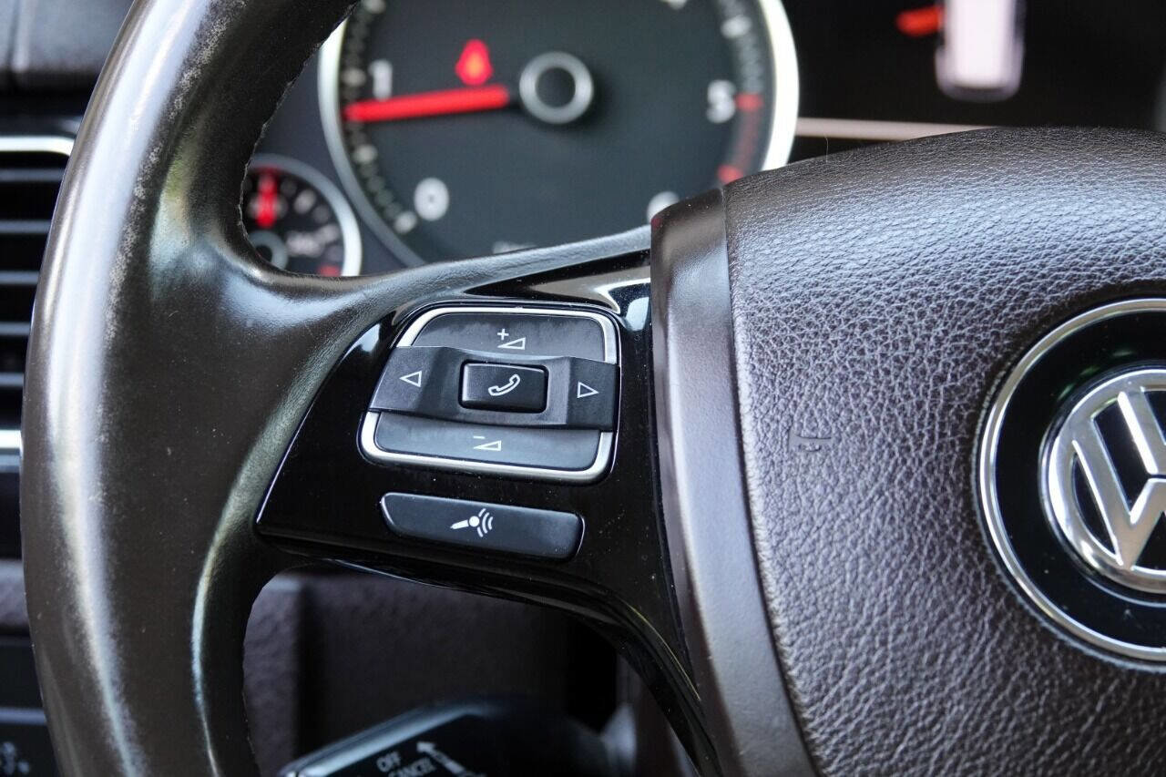 Used 2012 Volkswagen Touareg Sport image 60