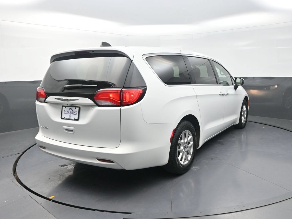 Used 2022 Chrysler Voyager LX FWD image 11