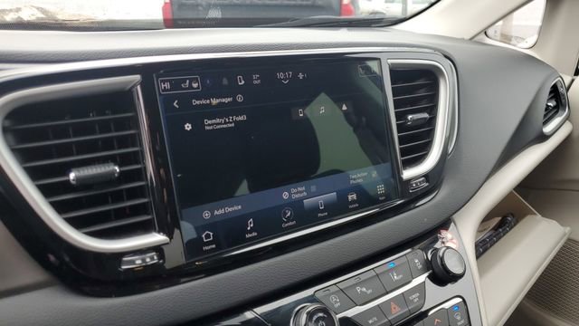 Certified 2024 Chrysler Pacifica Touring-L image 15