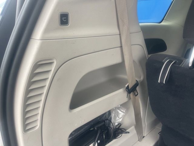 Used 2023 Chrysler Voyager LX image 14