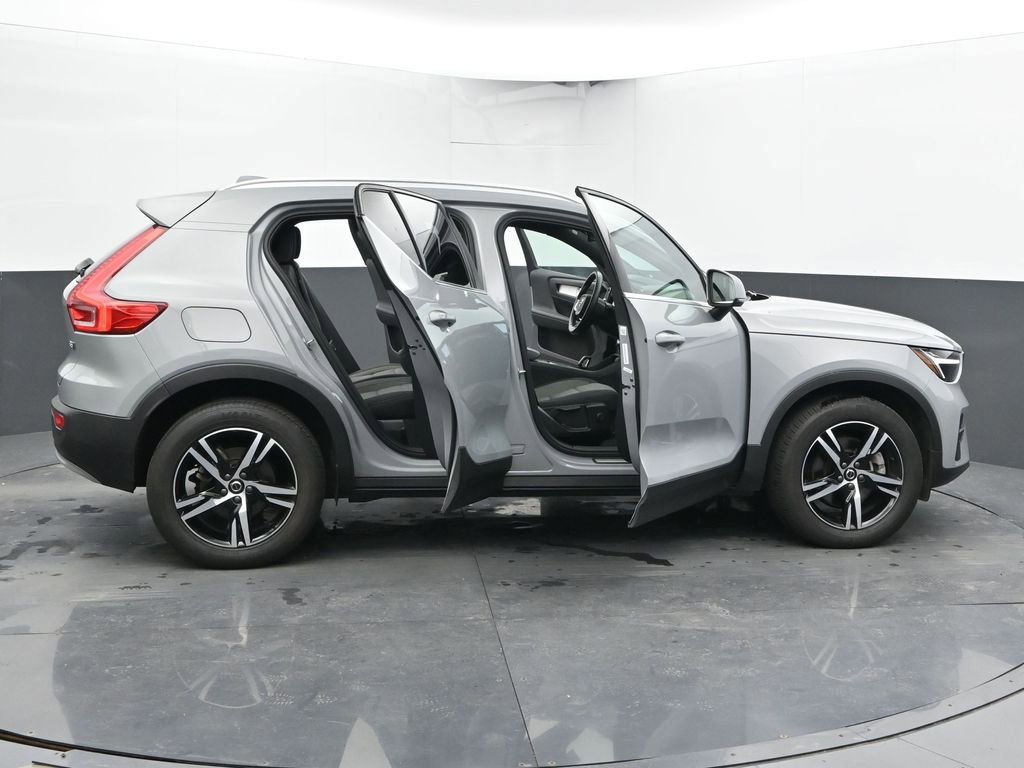 Used 2025 Volvo XC40 B5 Core image 53