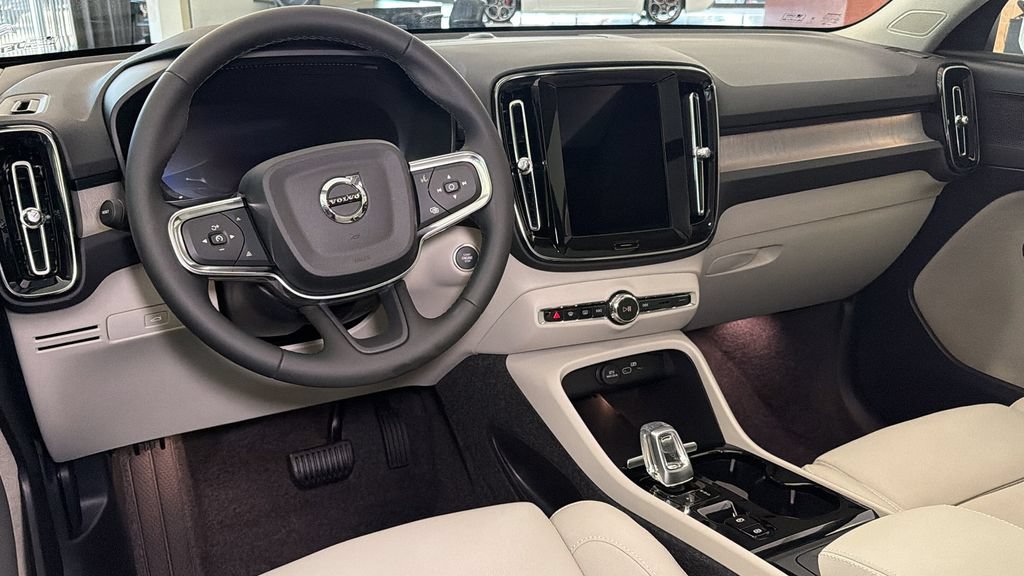 Used 2025 Volvo XC40 B5 Plus w/ Protection Package Premier AWD/4WD image 17