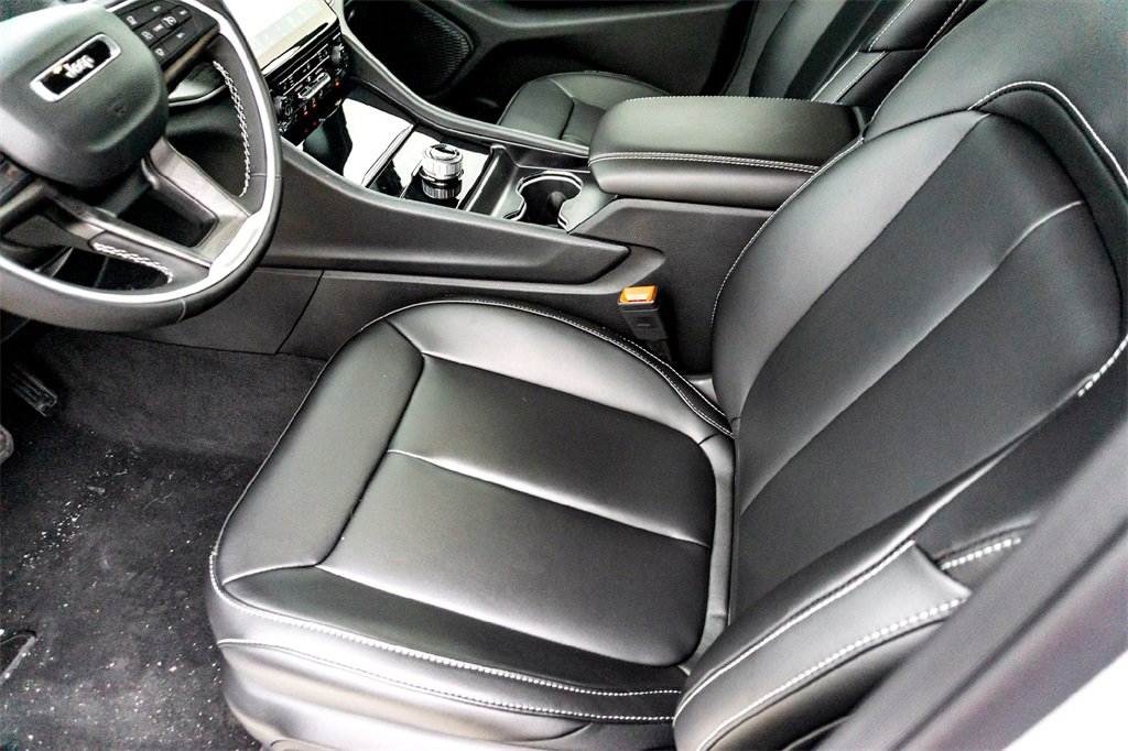 New 2025 Jeep Grand Cherokee Limited w/ Black Appearance Package image 10