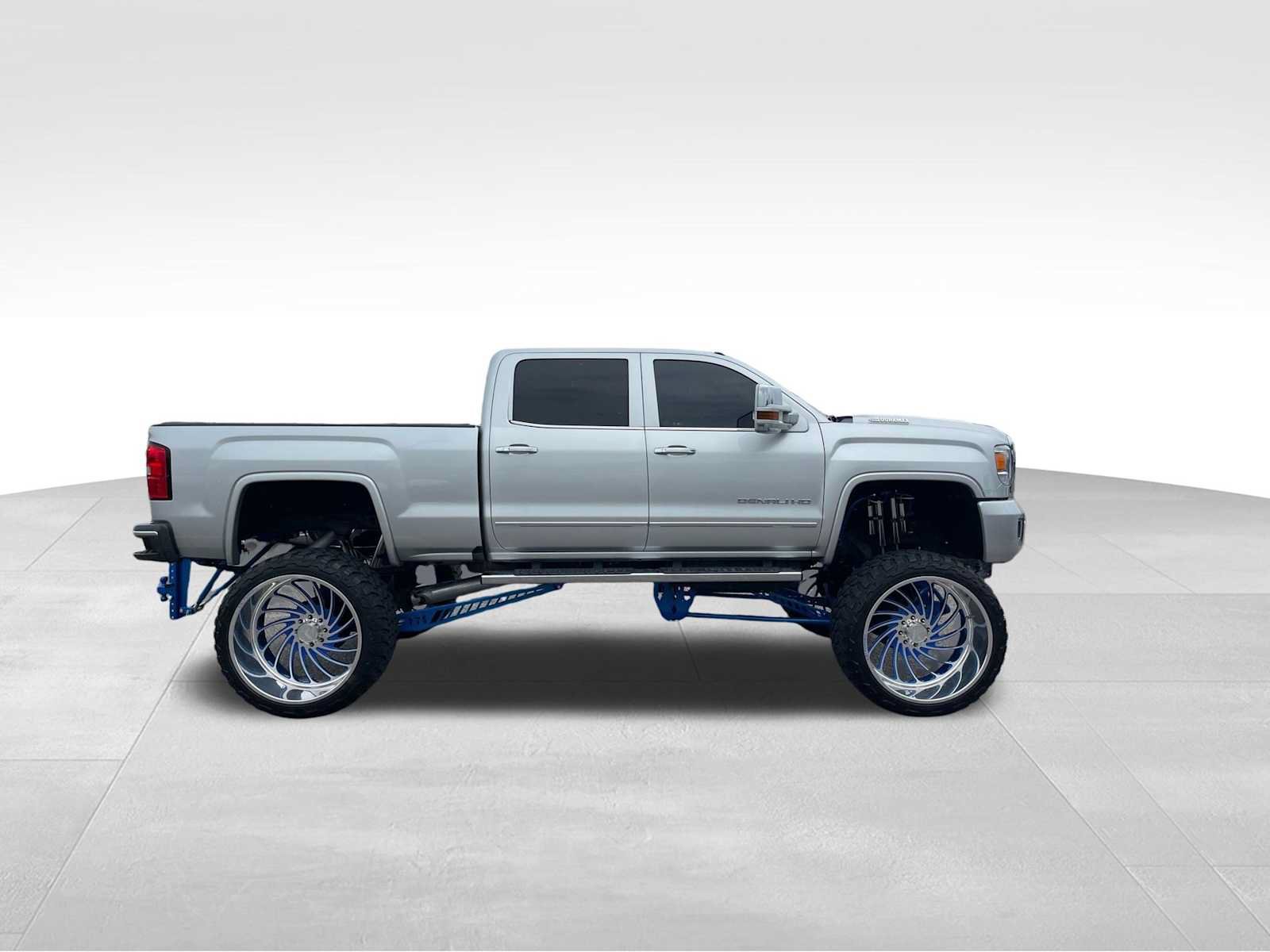 Used 2018 GMC Sierra 2500 Denali w/ Duramax Plus Package AWD/4WD image 4