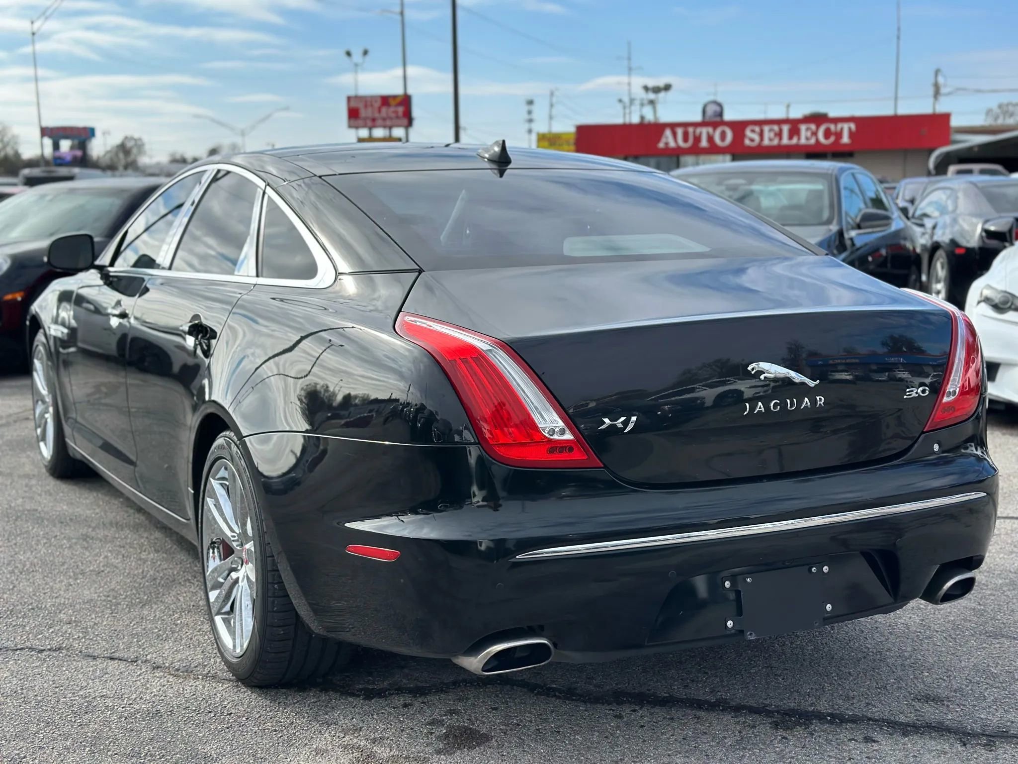 Used 2013 Jaguar XJ image 8
