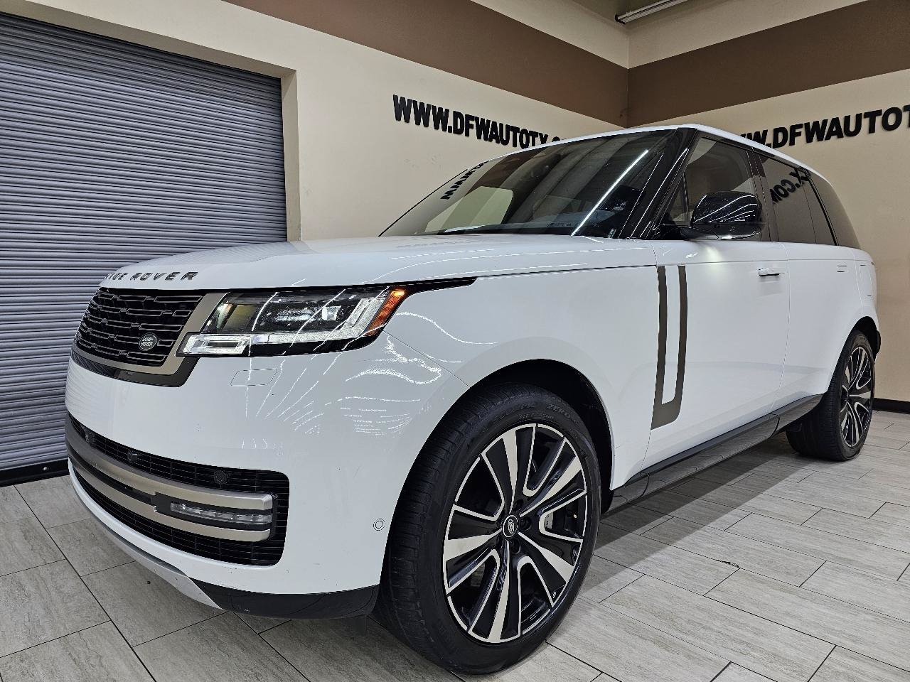 Used 2025 Land Rover Range Rover SE AWD/4WD image 2