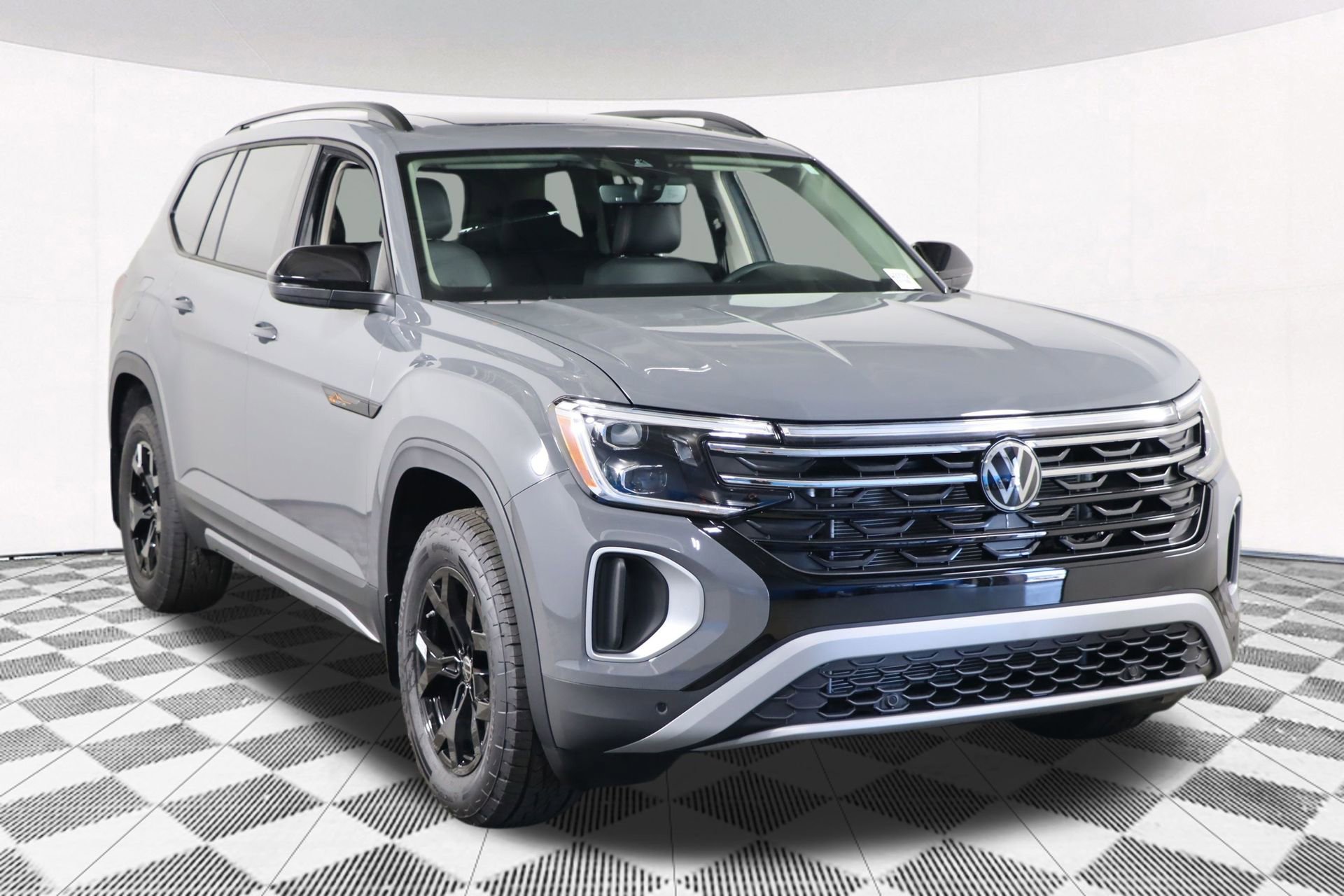 Used 2025 Volkswagen Atlas Peak Edition SE image 18