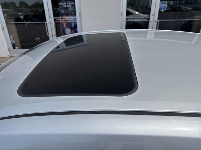 Used 2017 Toyota Corolla SE w/ SE Premium Package FWD image 7