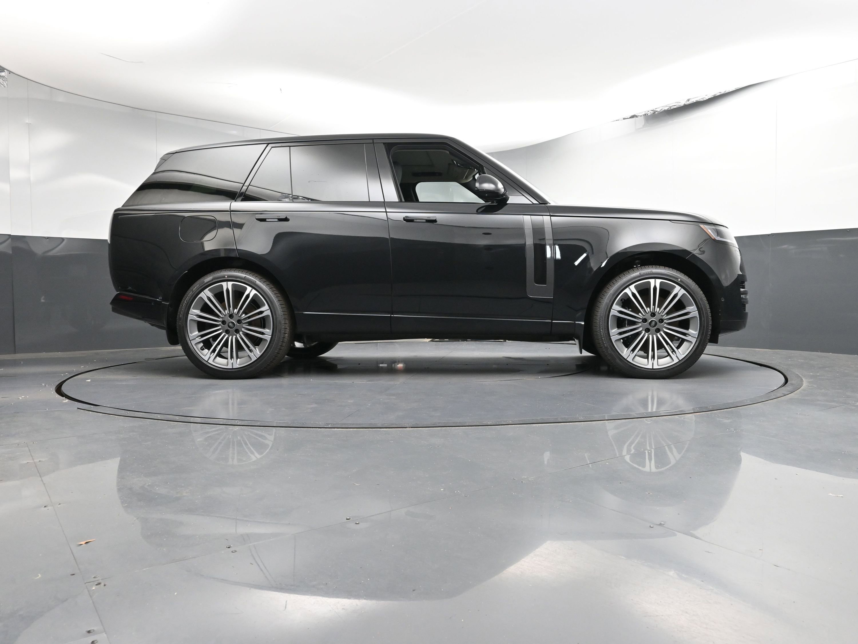 New 2025 Land Rover Range Rover SE image 27