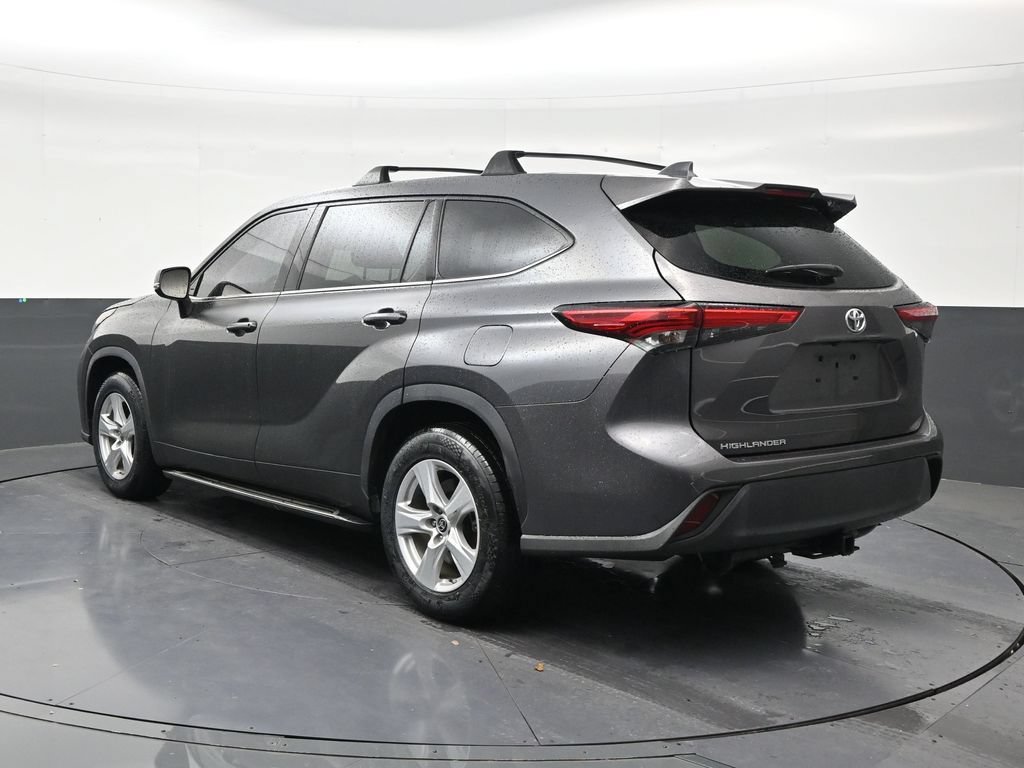 Used 2021 Toyota Highlander L FWD image 3