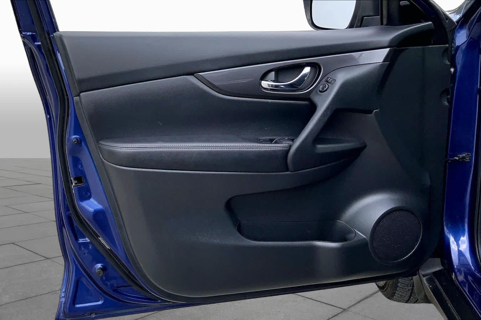 Used 2020 Nissan Rogue SV FWD image 21
