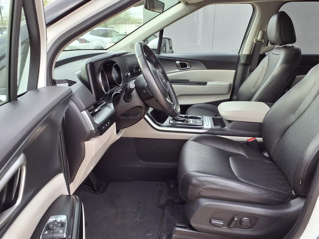 Used 2024 Kia Carnival LX image 3