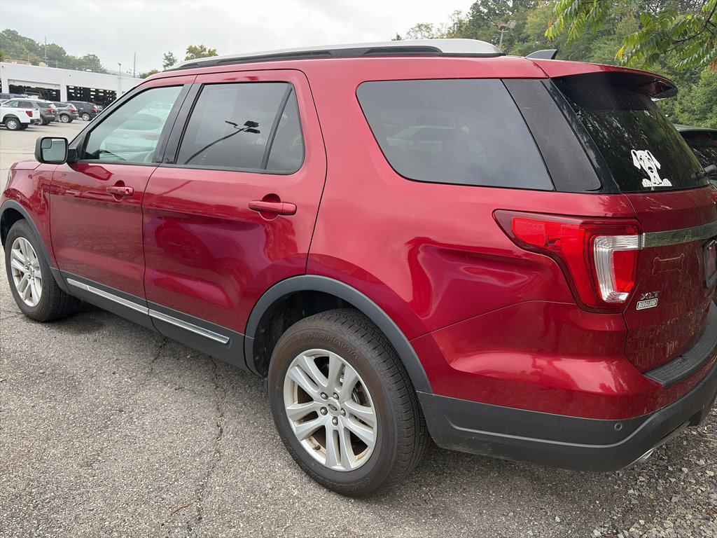 Used 2018 Ford Explorer XLT AWD/4WD image 2