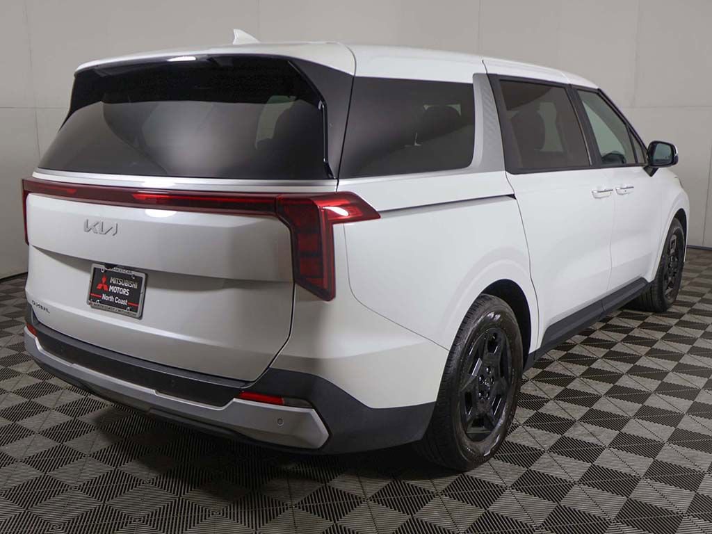 Used 2025 Kia Carnival FWD image 11