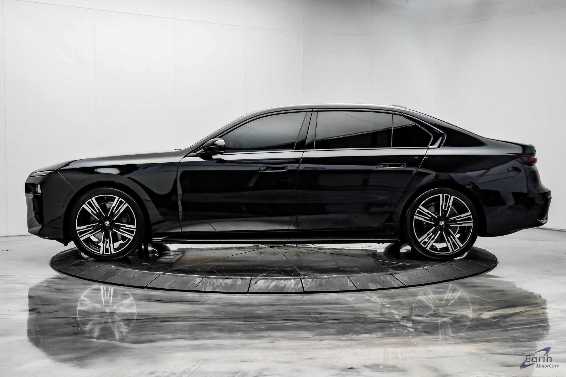 Used 2025 BMW i7 xDrive60 w/ Executive Package AWD/4WD image 7