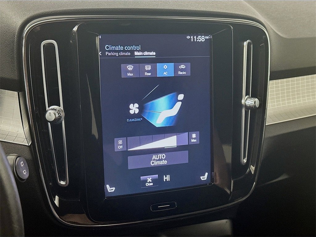 Used 2022 Volvo XC40 T4 Momentum image 18
