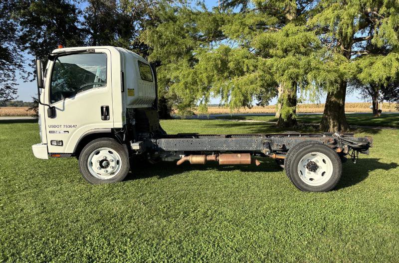 Used 2019 Isuzu NPR image 2