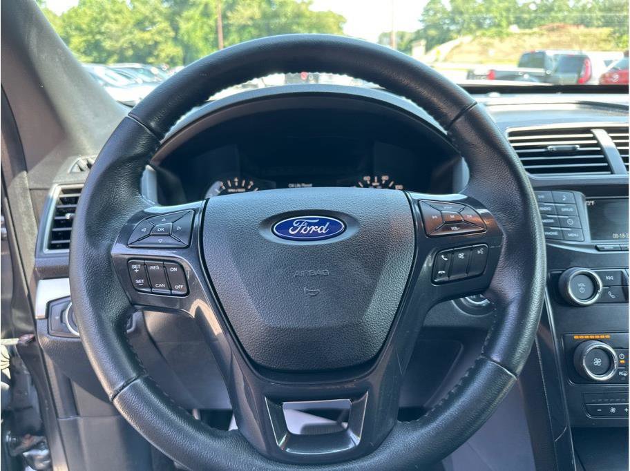 Used 2018 Ford Explorer XLT image 17