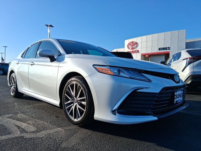 Used 2022 Toyota Camry XLE w/ Cold Weather Package FWD image 4