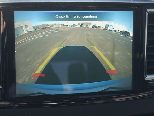 Used 2023 Chrysler Pacifica Touring-L image 6