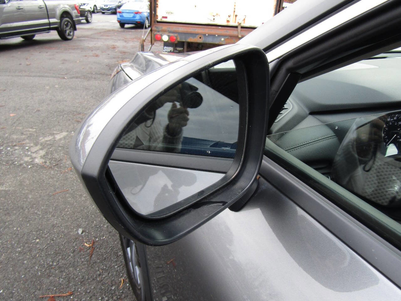 Used 2025 Nissan Rogue SV image 34