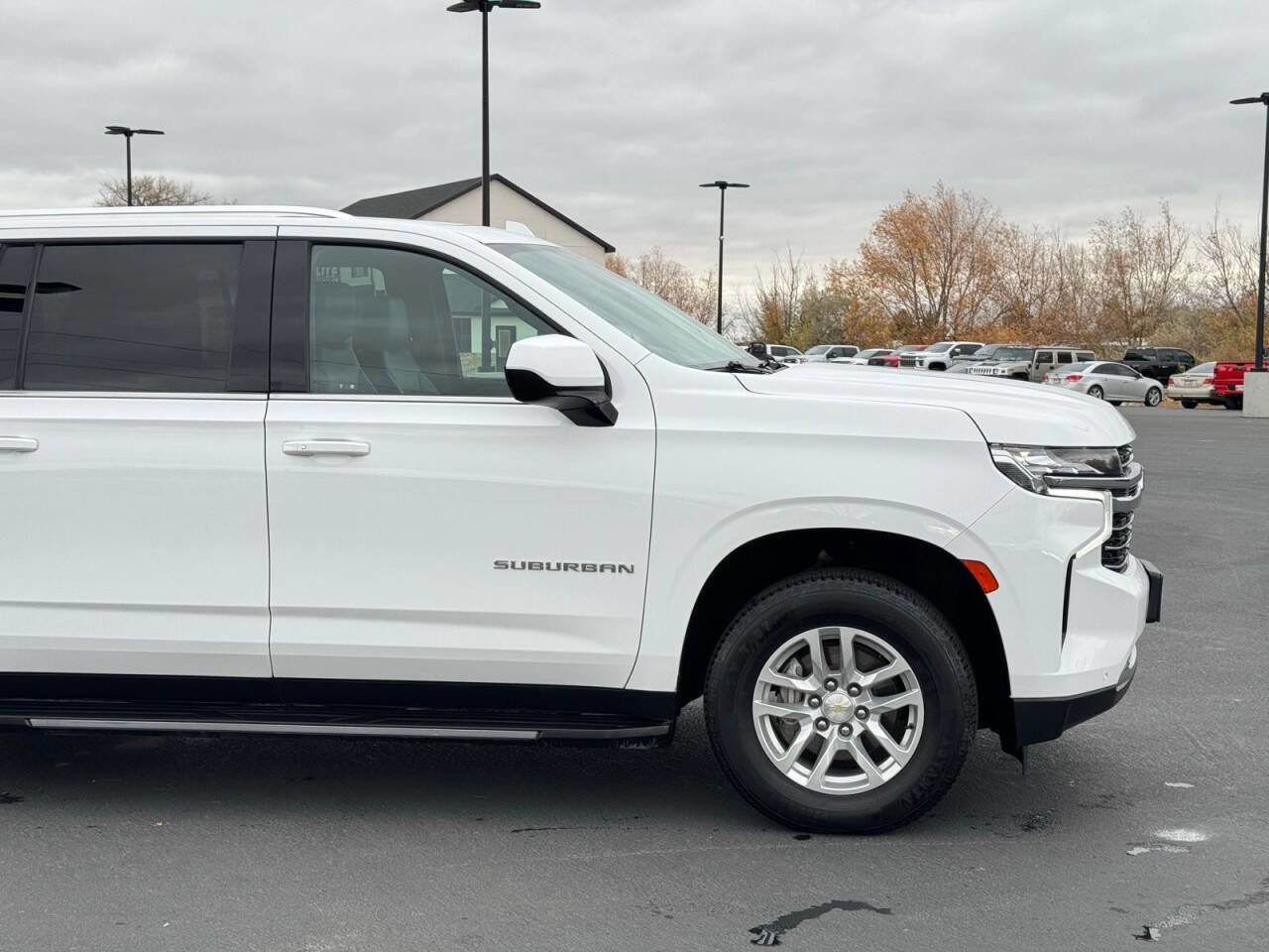 Used 2023 Chevrolet Suburban LT image 3