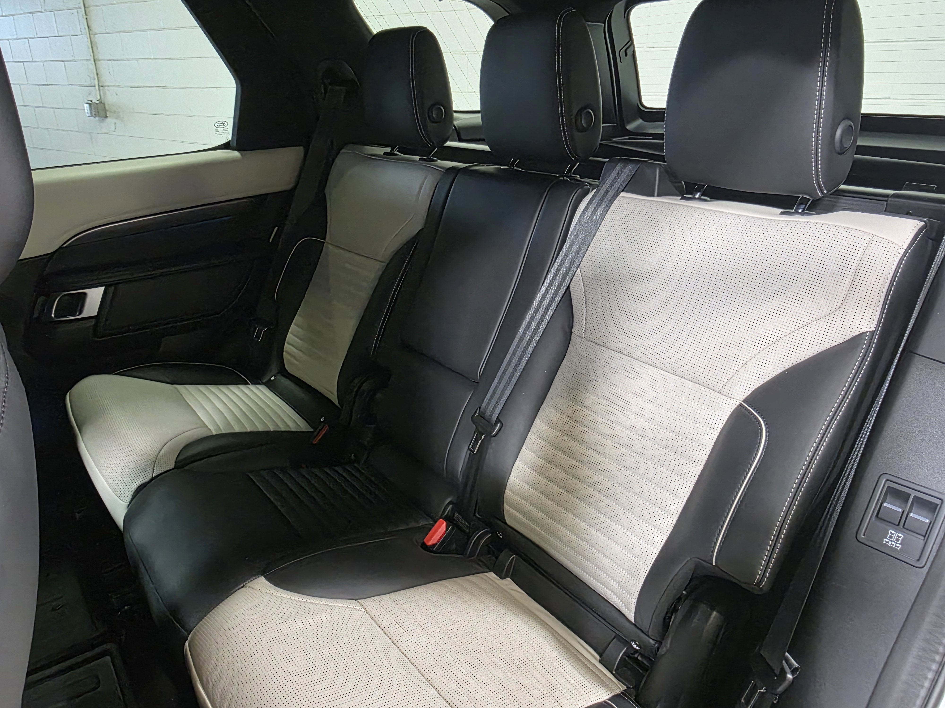 Used 2024 Land Rover Discovery Metropolitan Edition image 19