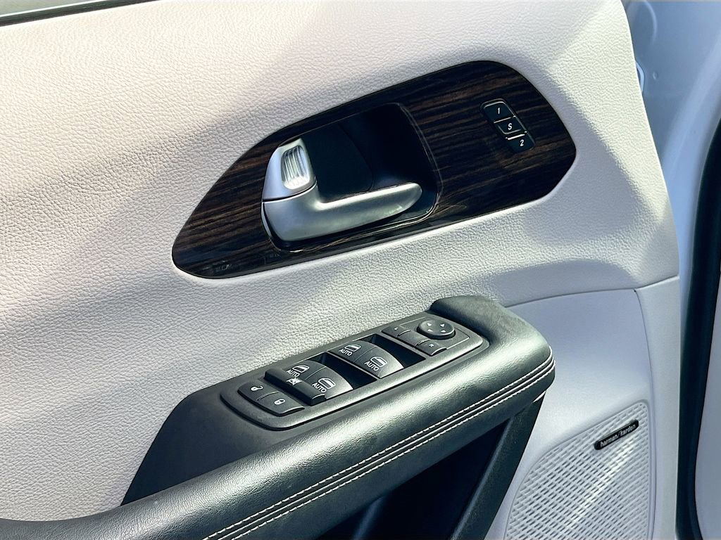 Certified 2022 Chrysler Pacifica Limited image 18