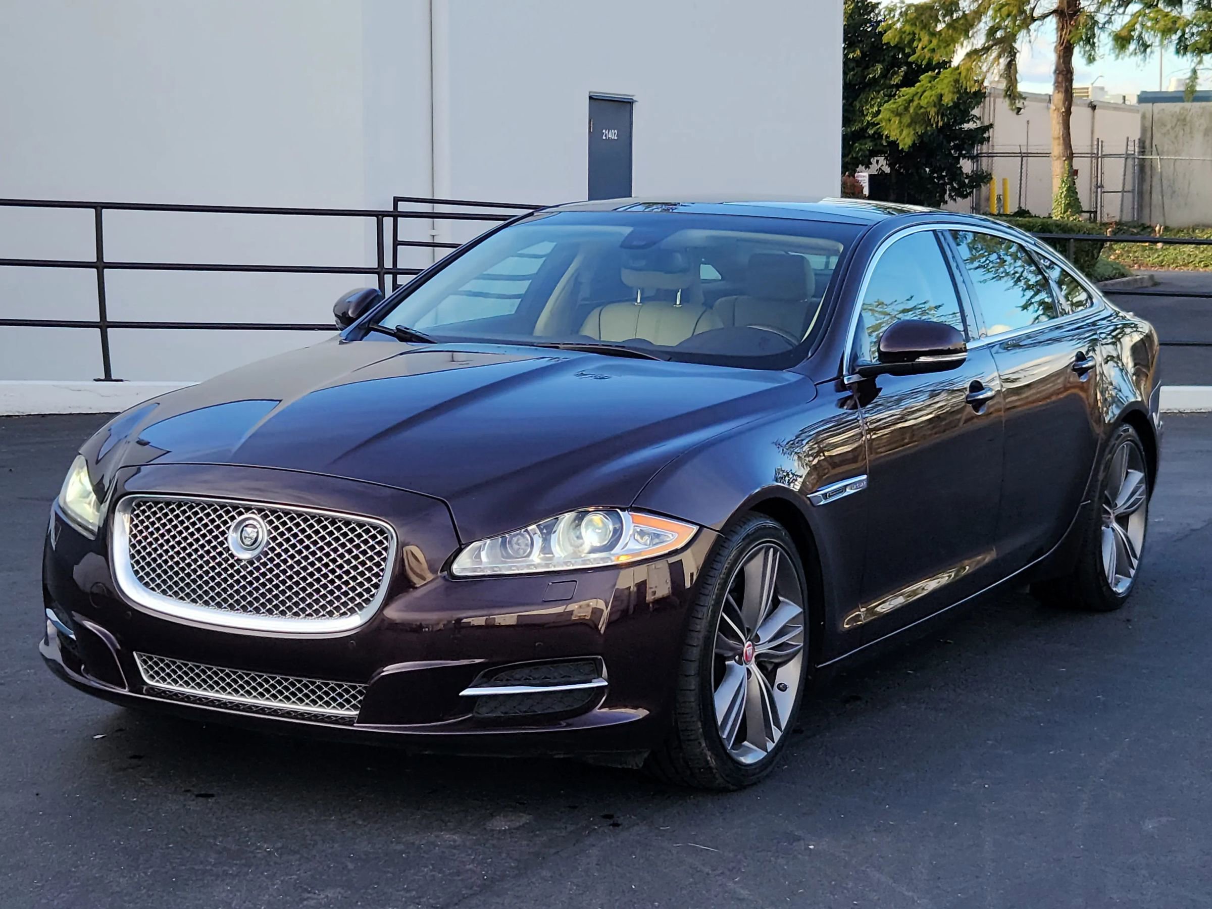 Used 2011 Jaguar XJ L Supersport RWD image 1