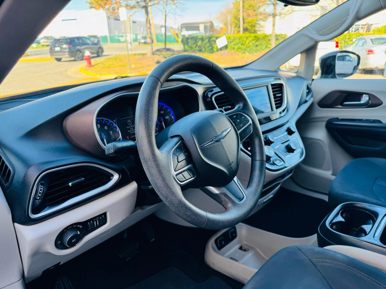 Used 2018 Chrysler Pacifica Touring Plus w/ Tire & Wheel Group FWD image 27