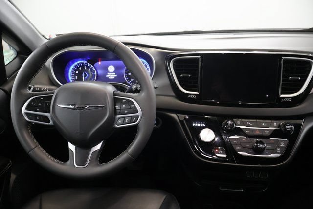 Used 2025 Chrysler Pacifica Select FWD image 14