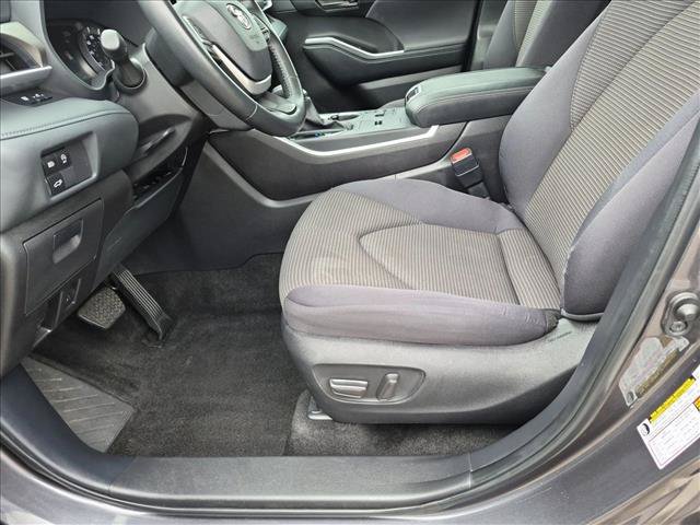 Used 2025 Toyota Highlander LE FWD image 15
