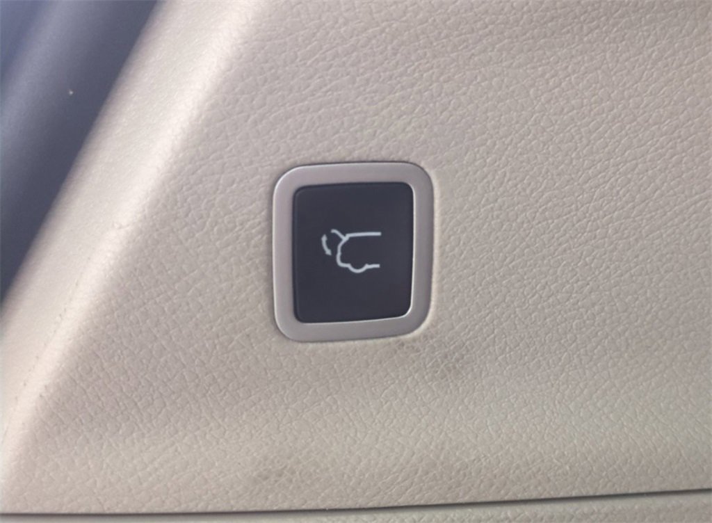 Used 2023 Chrysler Pacifica Touring-L image 14