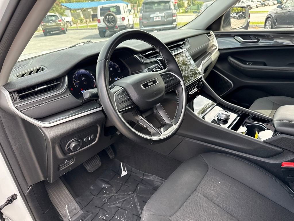 Used 2022 Jeep Grand Cherokee Laredo w/ Luxury Tech Group I image 9