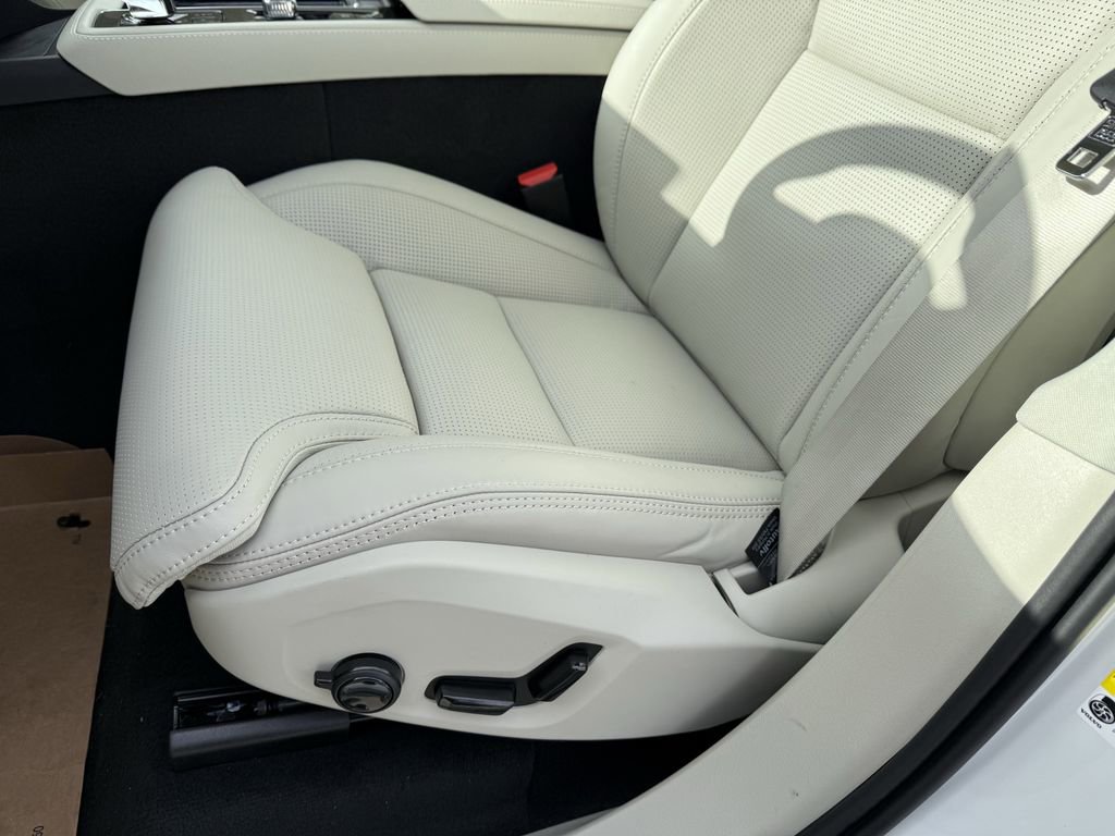 New 2026 Volvo XC90 B6 Ultra image 17
