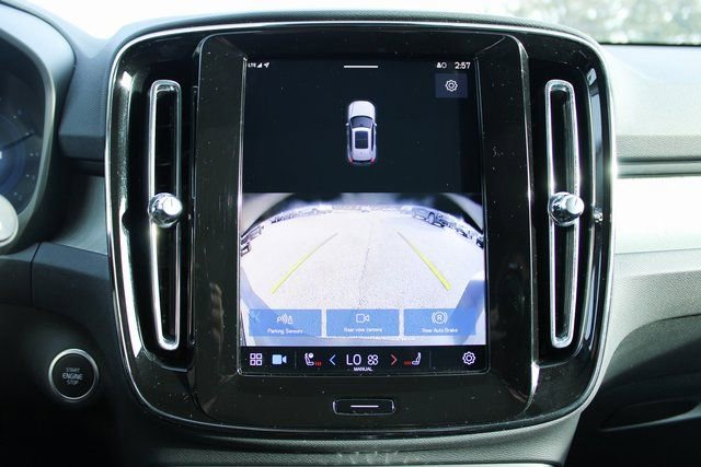 Used 2025 Volvo XC40 B5 Core image 23