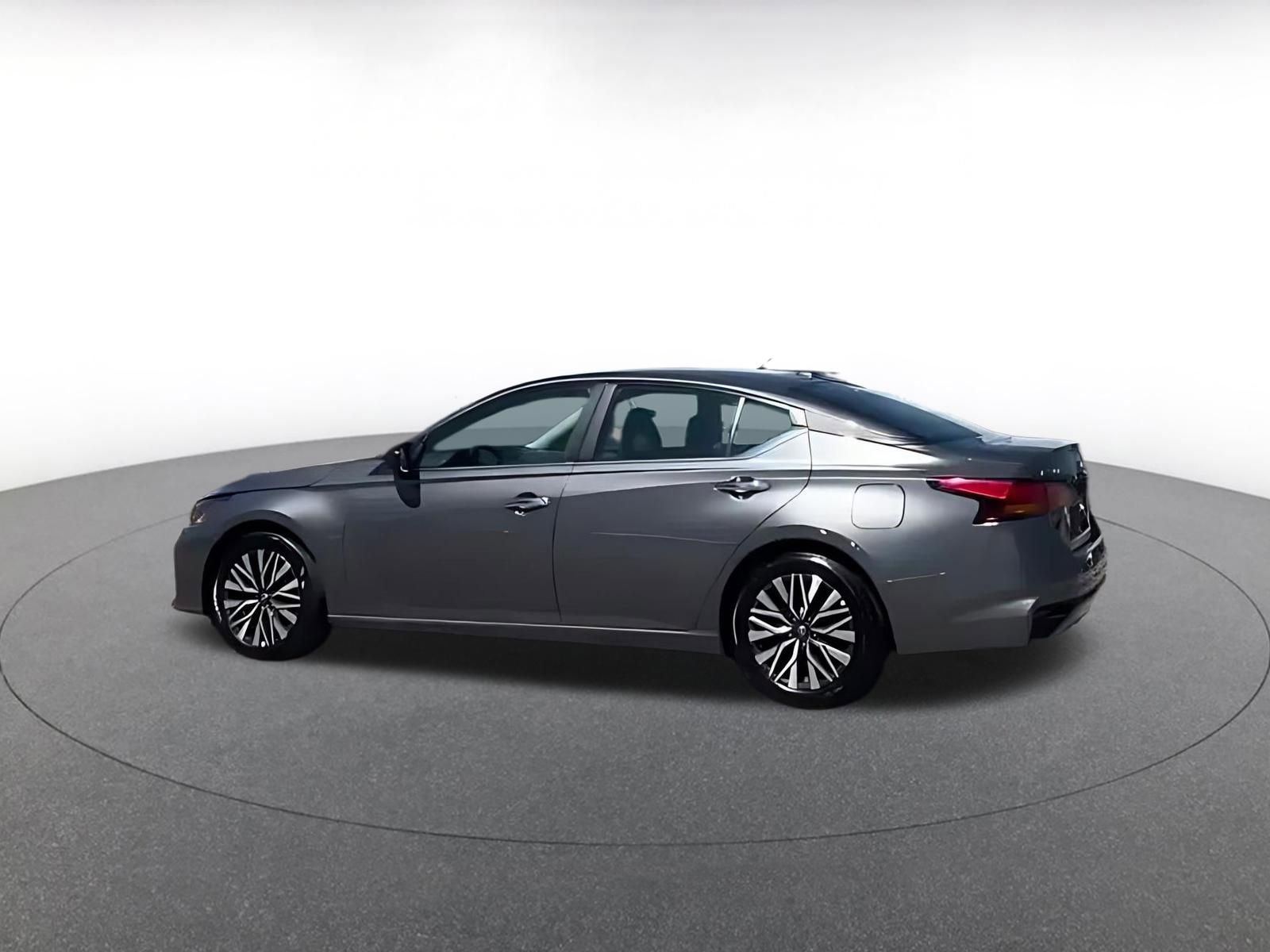 Used 2025 Nissan Altima 2.5 SV FWD image 9
