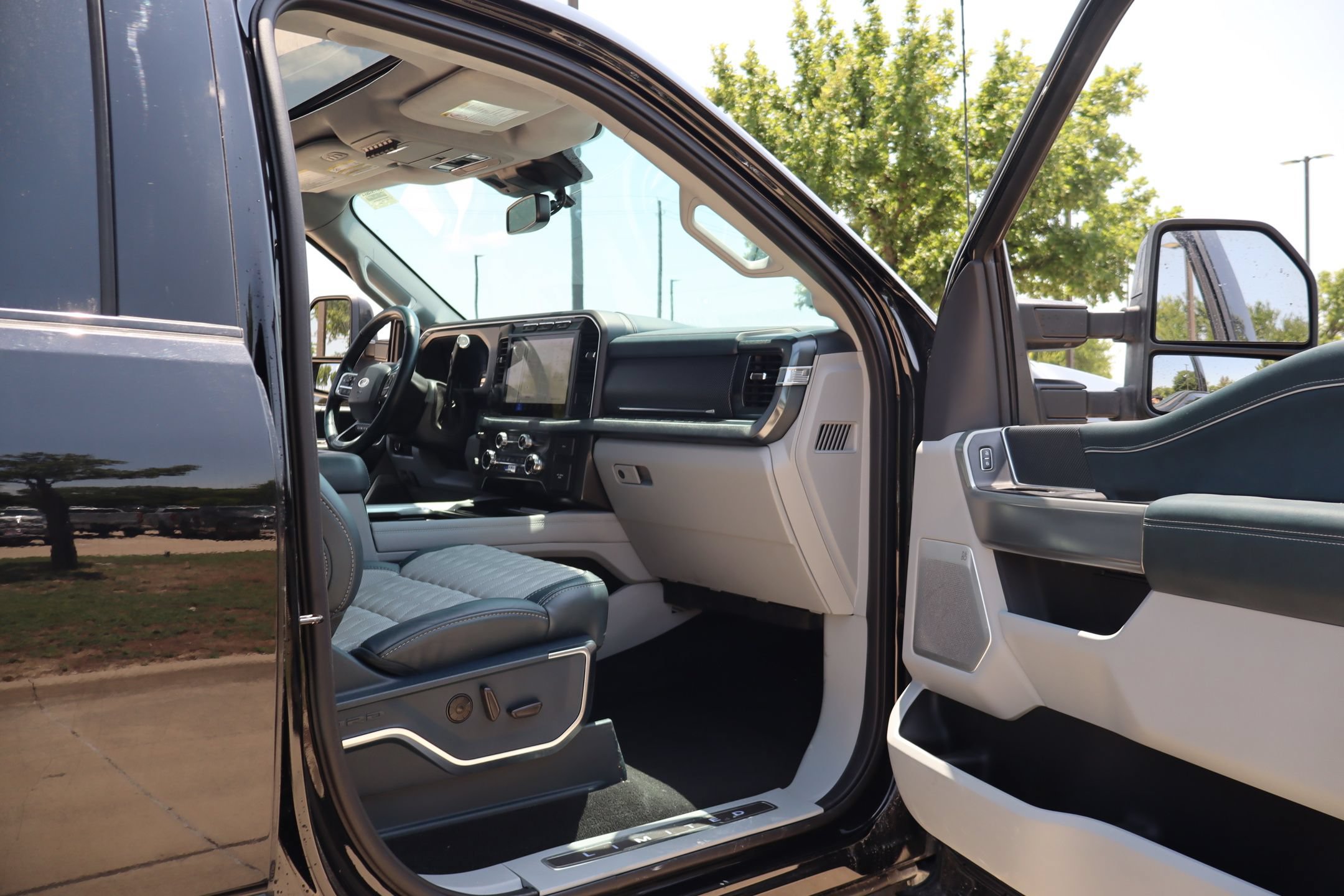 Used 2024 Ford F250 Limited w/ FX4 Off-Road Package AWD/4WD image 30