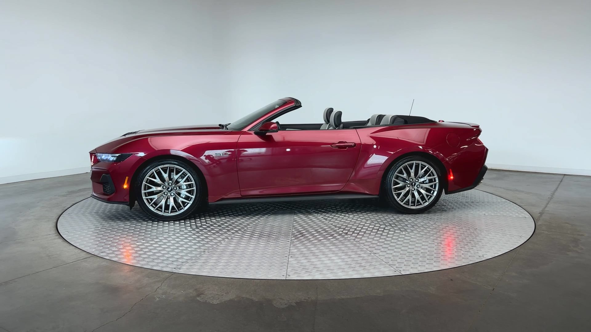Used 2025 Ford Mustang GT Premium RWD image 5