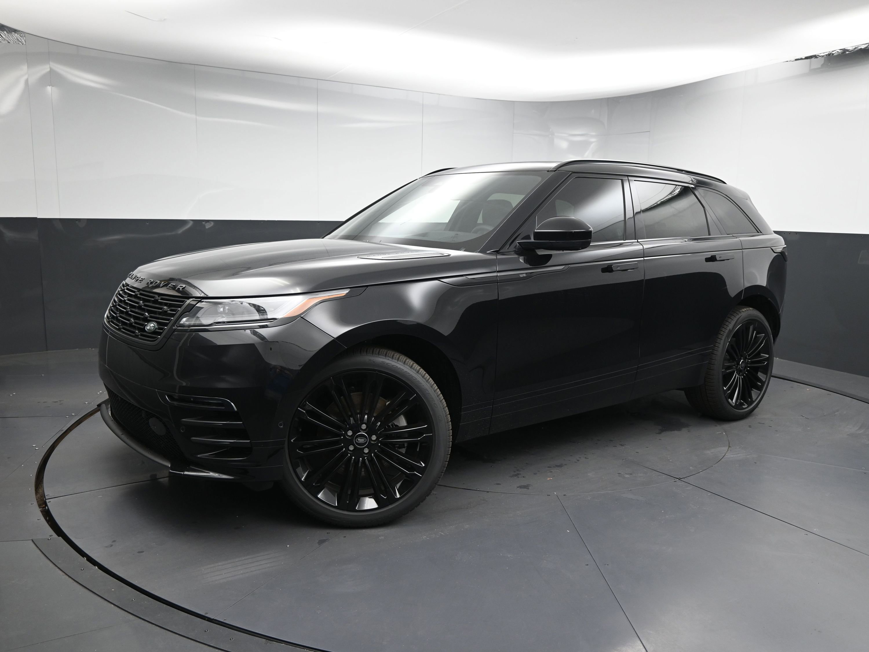 New 2026 Land Rover Range Rover Velar Dynamic SE image 1