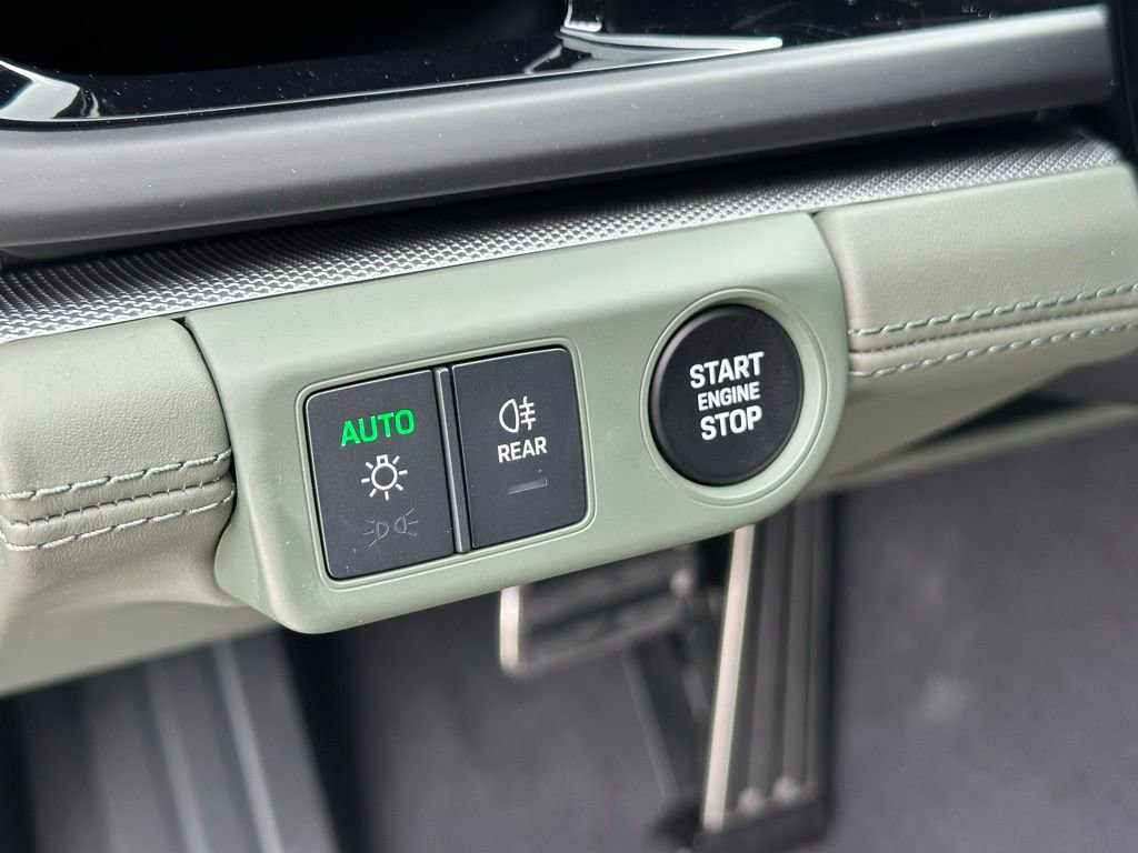 Used 2025 Porsche Panamera image 16