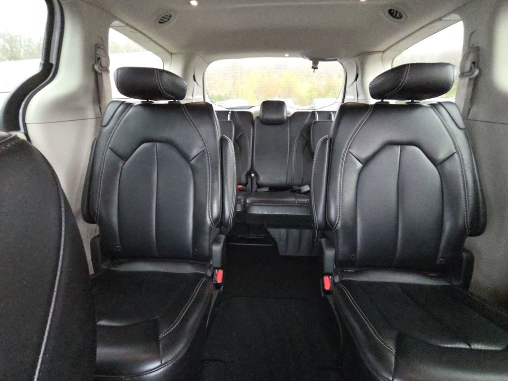 Used 2023 Chrysler Pacifica Touring-L image 25