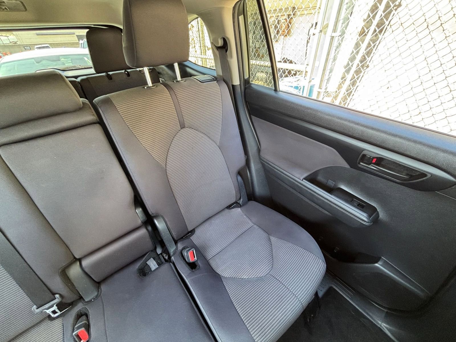 Used 2025 Toyota Highlander LE image 38