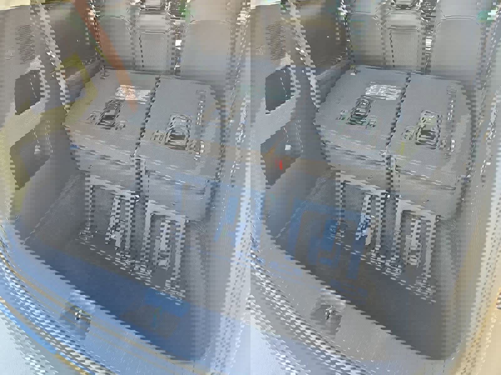 Certified 2025 Kia Carnival SX w/ SX Dark Edition Package image 33