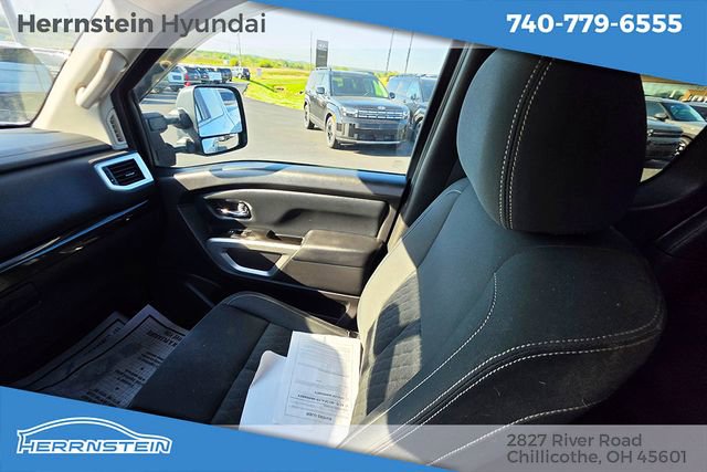 Used 2018 Nissan Titan SV AWD/4WD image 11