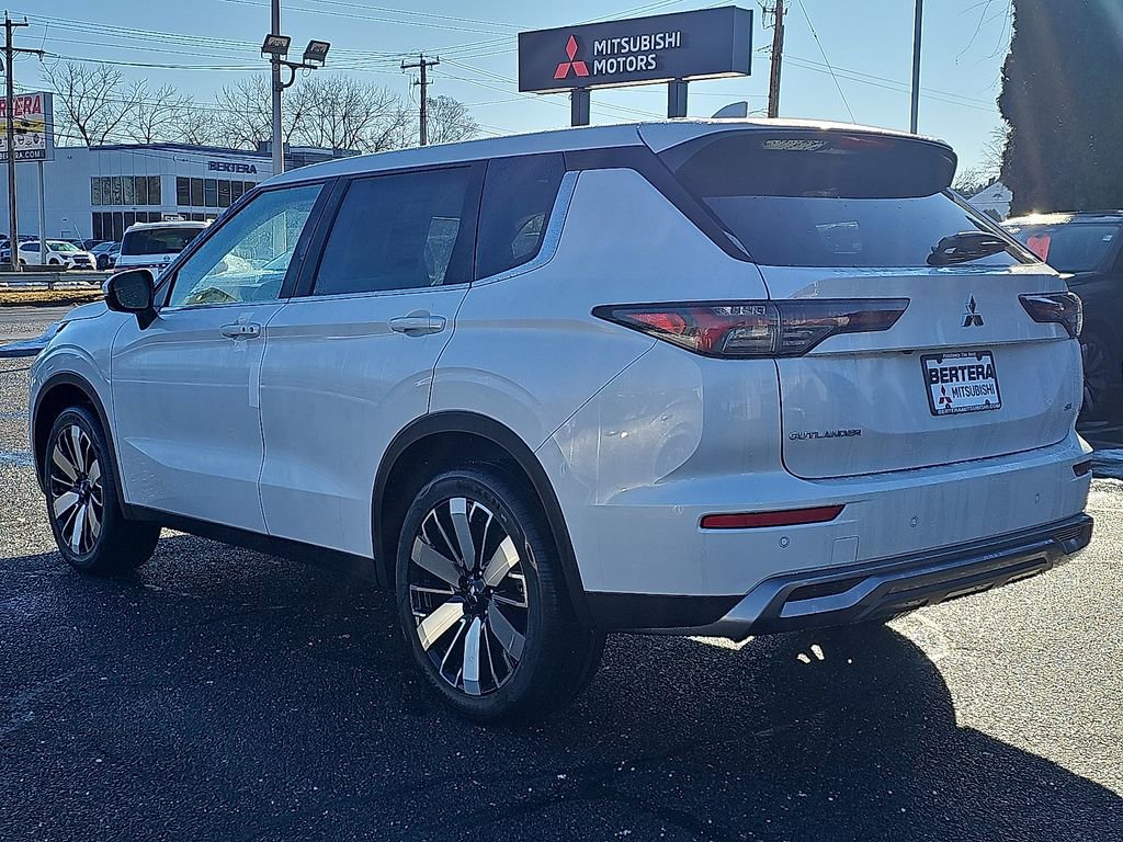 New 2026 Mitsubishi Outlander SE image 3