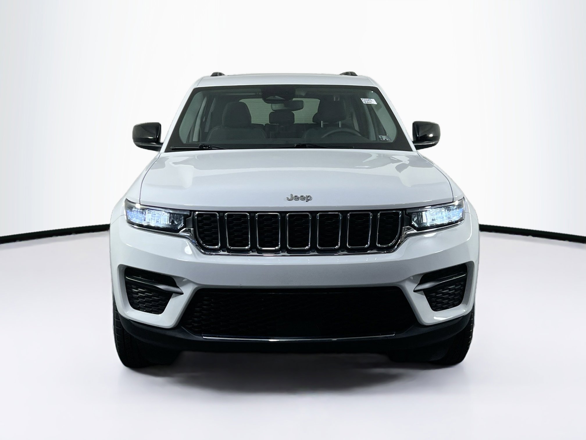 Used 2023 Jeep Grand Cherokee Laredo w/ Luxury Tech Group I image 2